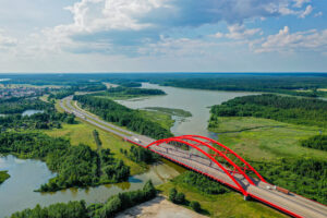 widok na czerwony most i jeziora